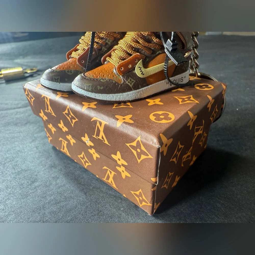 Luxe Inspired High-Top Pair Of Sneaker Keychains With Box! - Picture 10 of 12